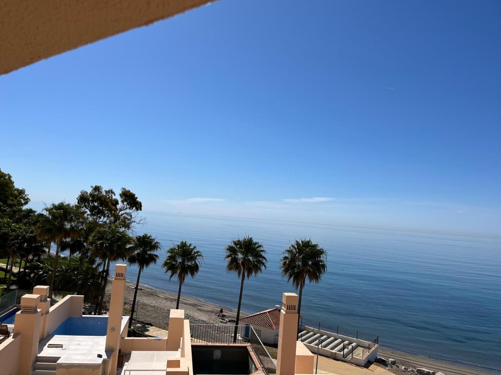 Bahia De La Plata Seafront Apartment Estepona Exterior photo