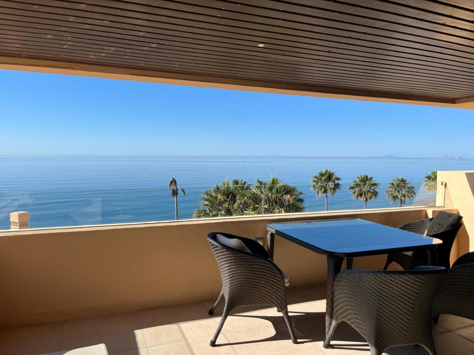 Bahia De La Plata Seafront Apartment Estepona Exterior photo